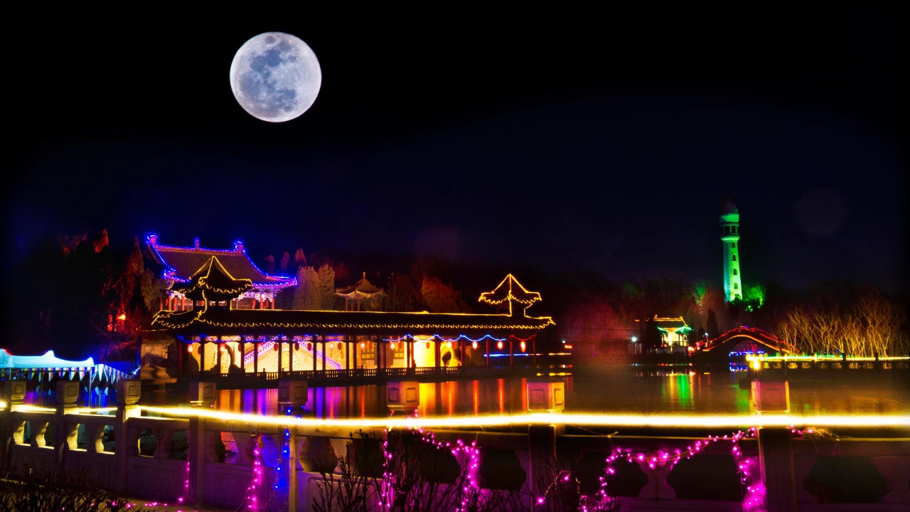 夜晚降臨，賈街上依然是人來人往，熙熙攘攘。