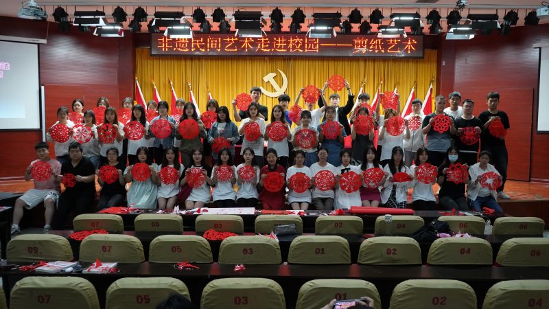 圖為“非遺民間藝術走進校園——剪紙藝術”的專題報告現場。山西工科職大智慧校園中心供圖。