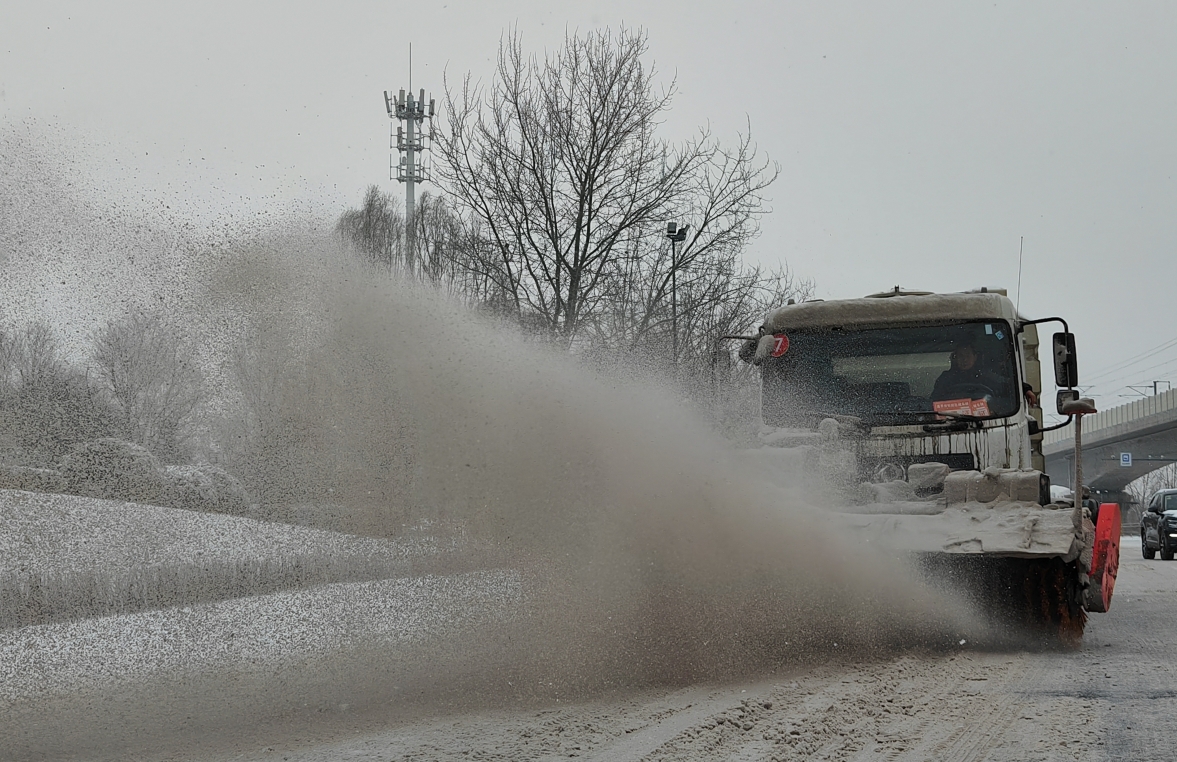 高平環衛工人清雪。李強攝