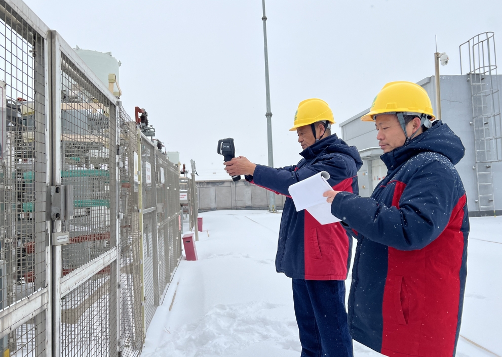 2月21日，國網晉中市太谷區供電公司變電運維班對110kV明星變電站進行巡視，掌握設備運行狀況，做好相應記錄，確保設備“零缺陷”運行。胡靜文攝