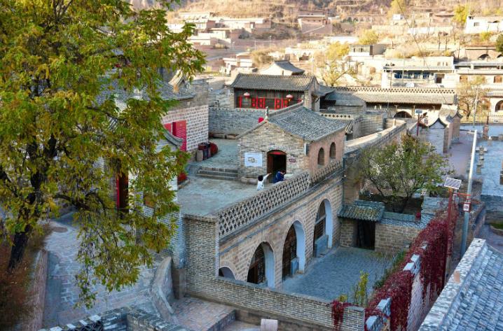 孫家溝晉西風格的院落一座座晉西風格的院落，依地勢拾階而上，一條潺潺溪水緩緩而下。