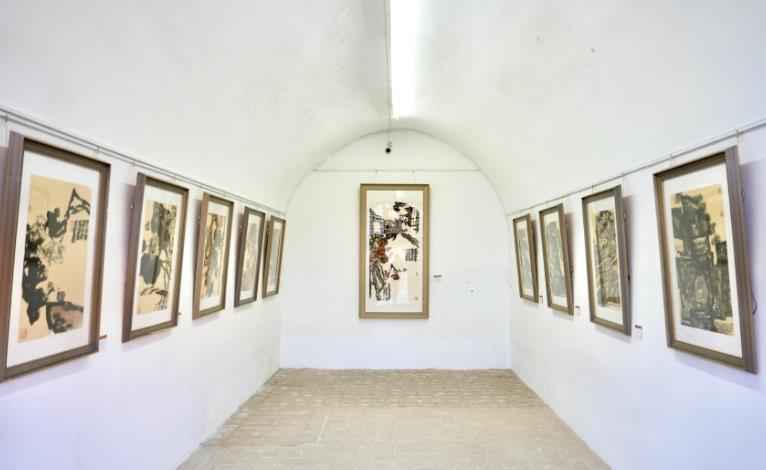 謝永增孫家溝藝術館內展出的一幅幅畫作