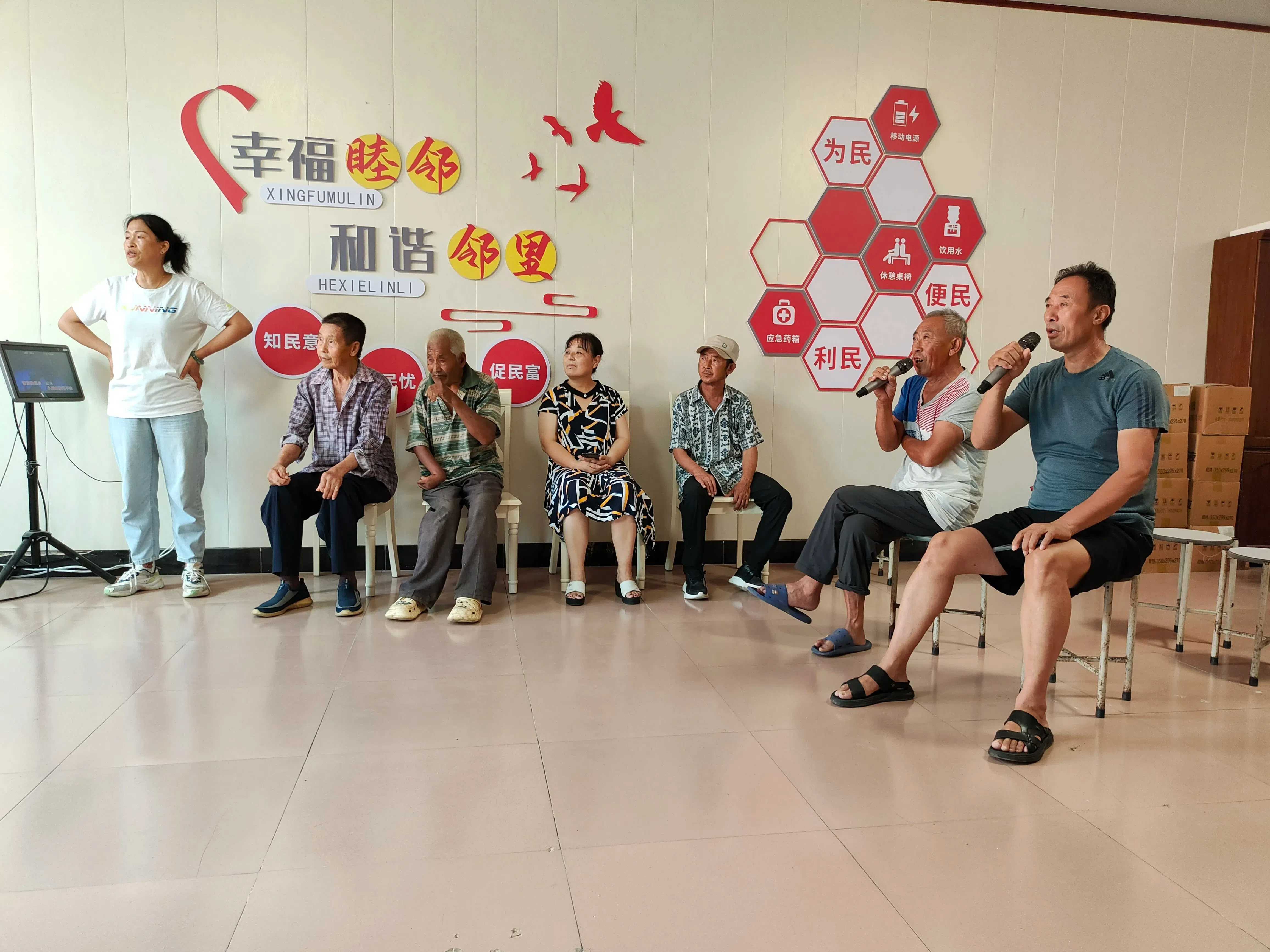 天福街道五里莊村睦鄰互助點的村民演唱會。人民網 彭姝婷攝