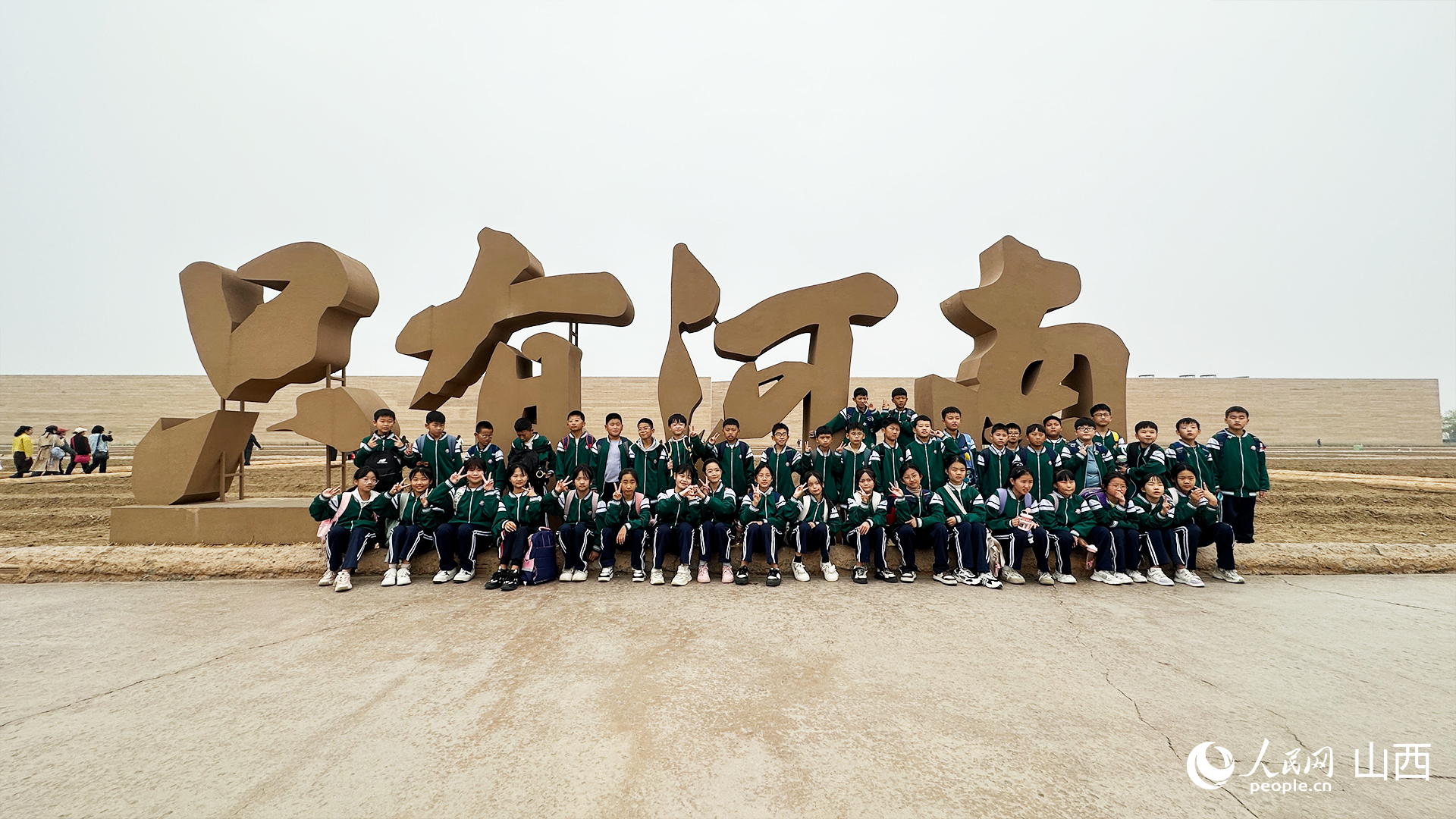 前來研學的學生合影留念。