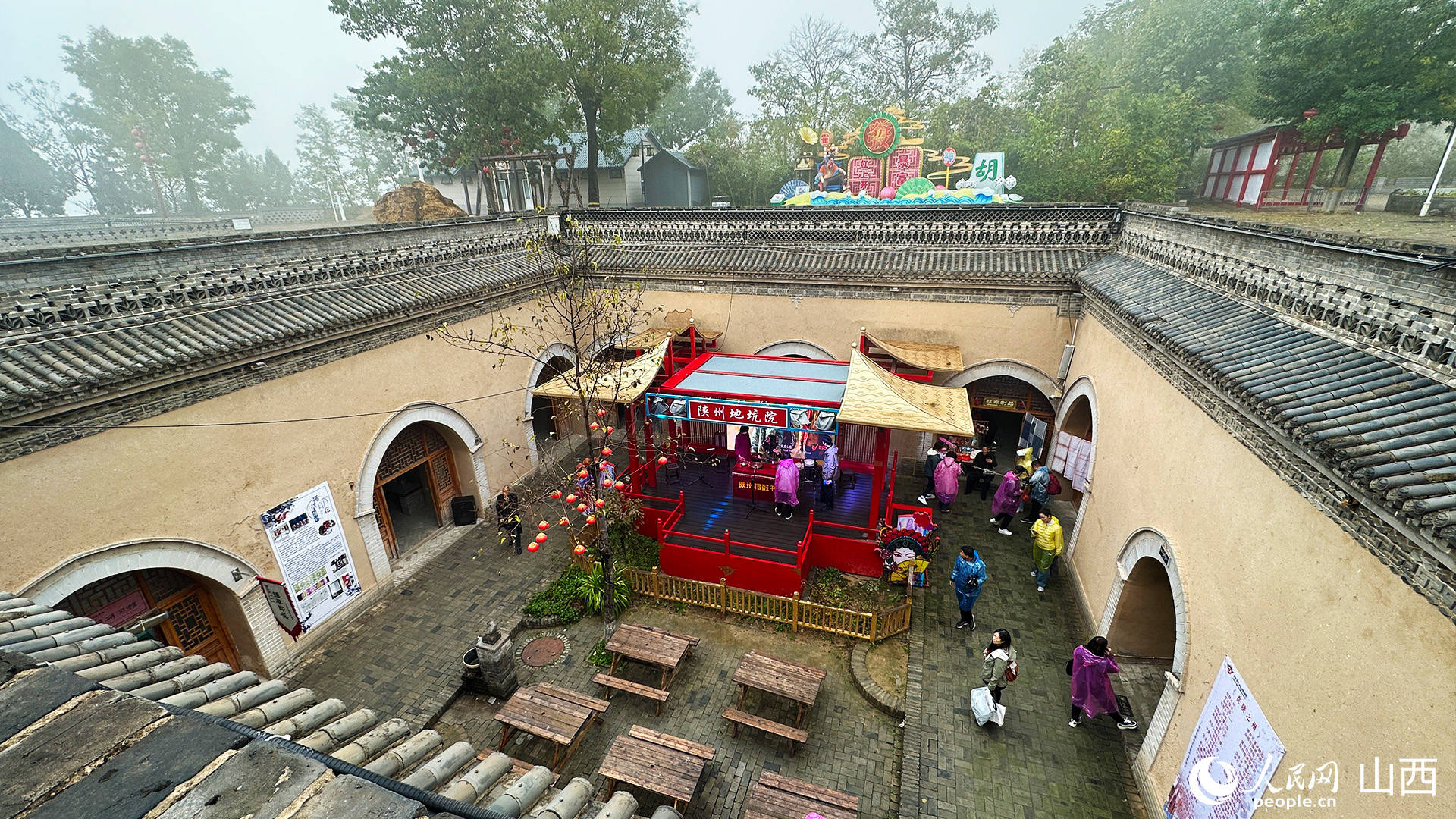 游客觀看陜州鑼鼓書。人民網記者 董童攝