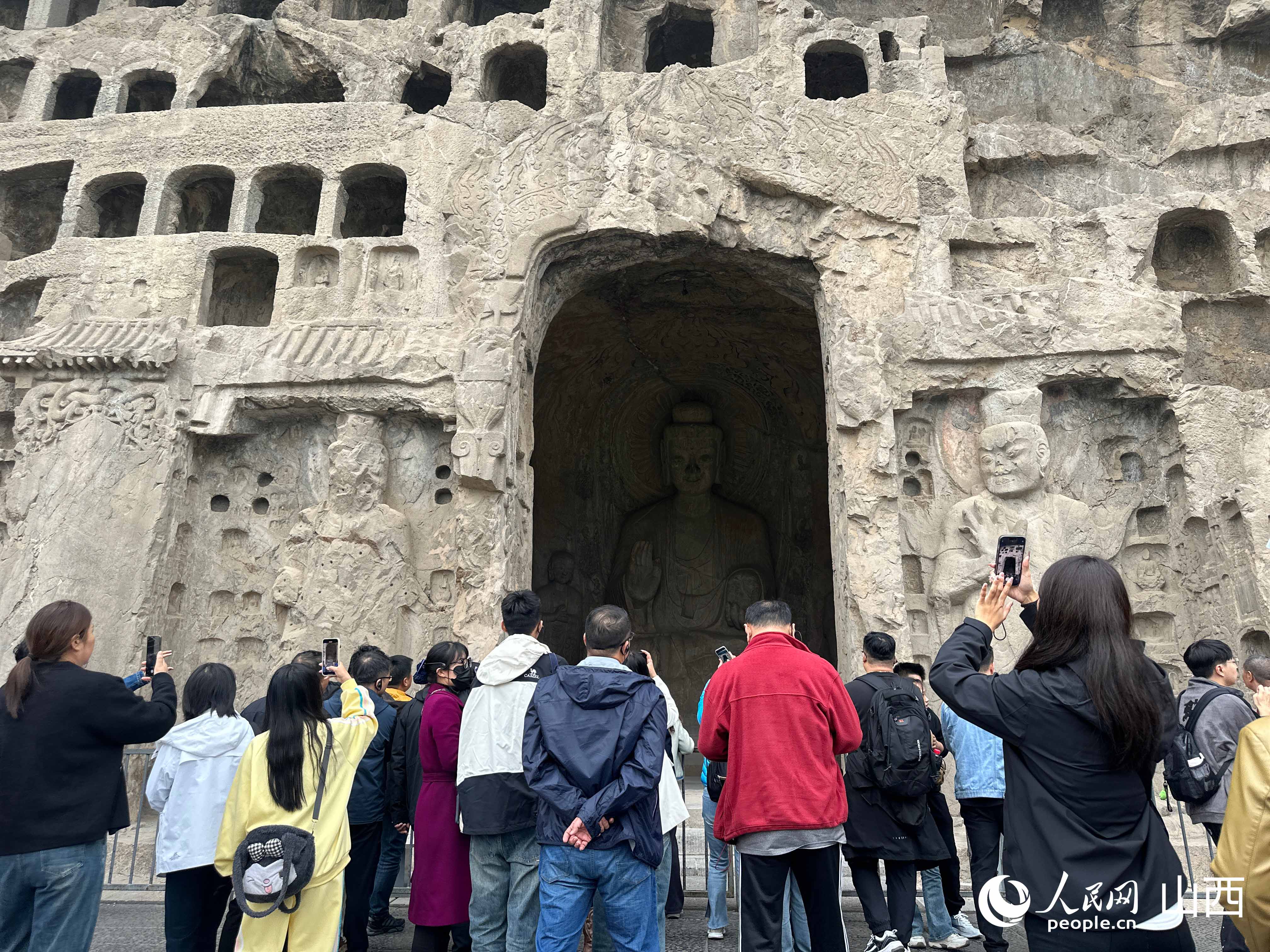 龍門石窟景區內游人如織。人民網記者 董童攝