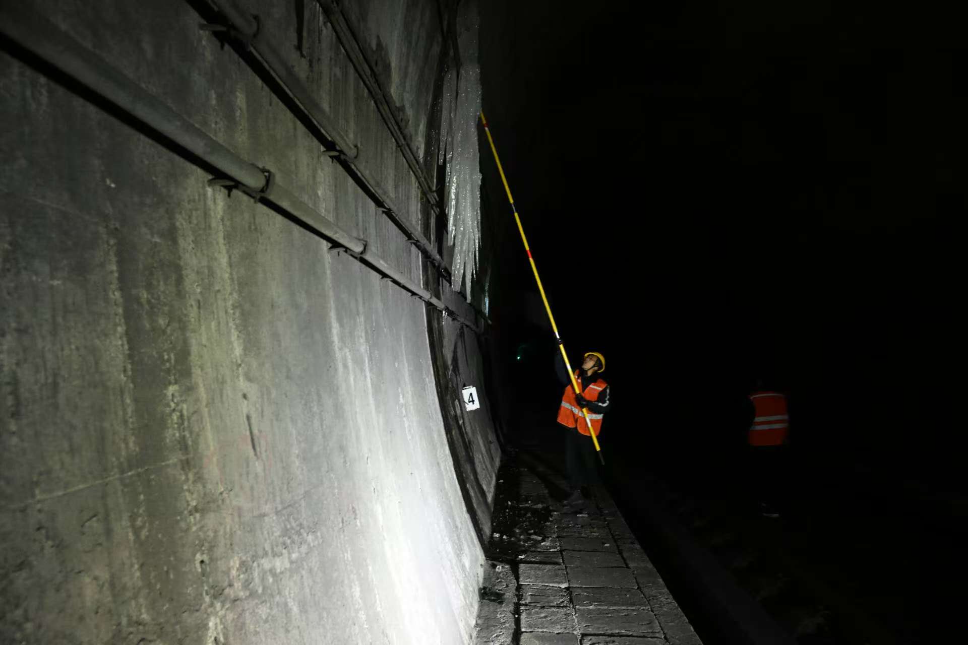 打冰隊員正在作業。崔明明 攝