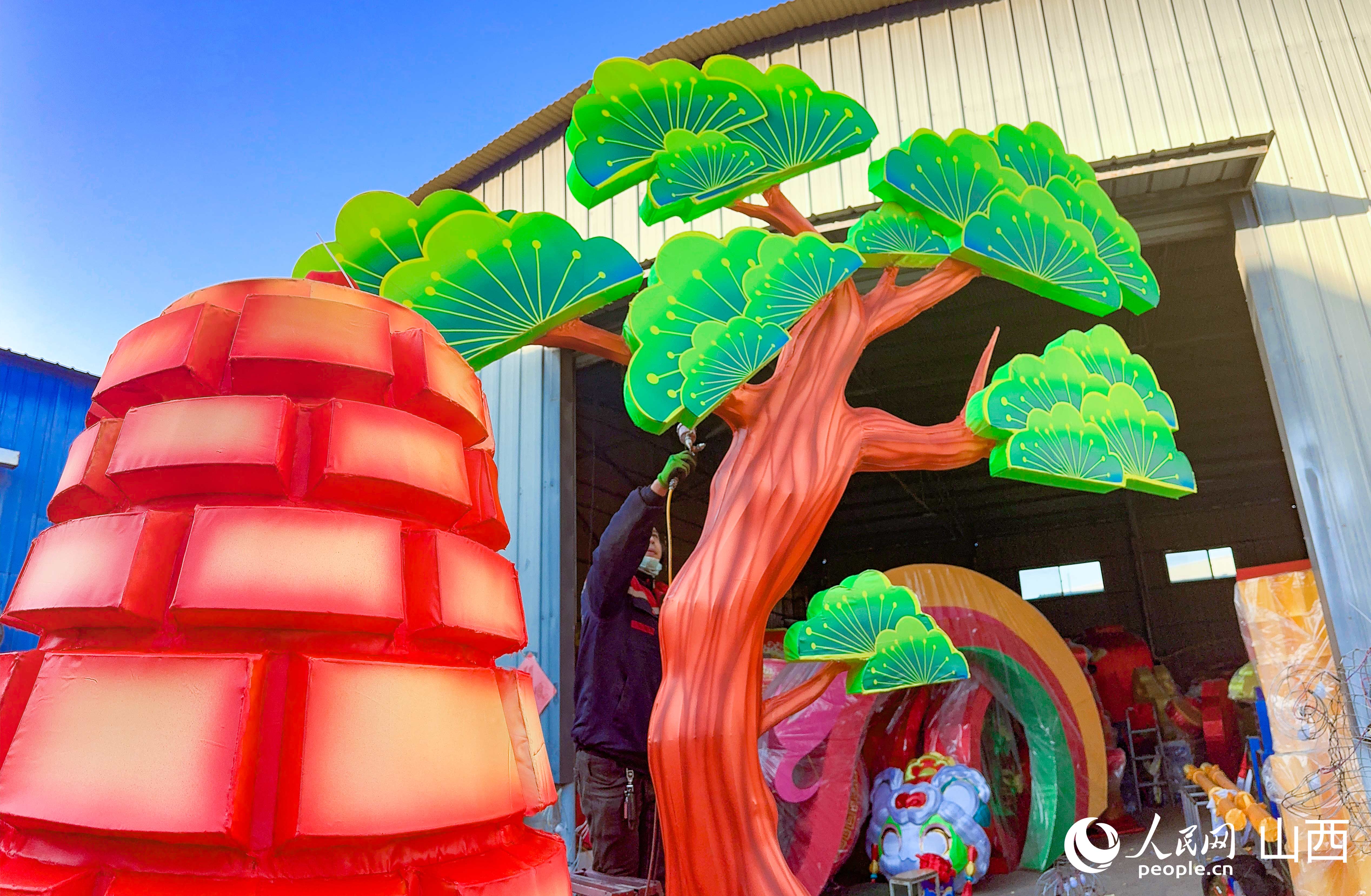 工人為大型花燈噴漆上色。人民網記者 王帆攝