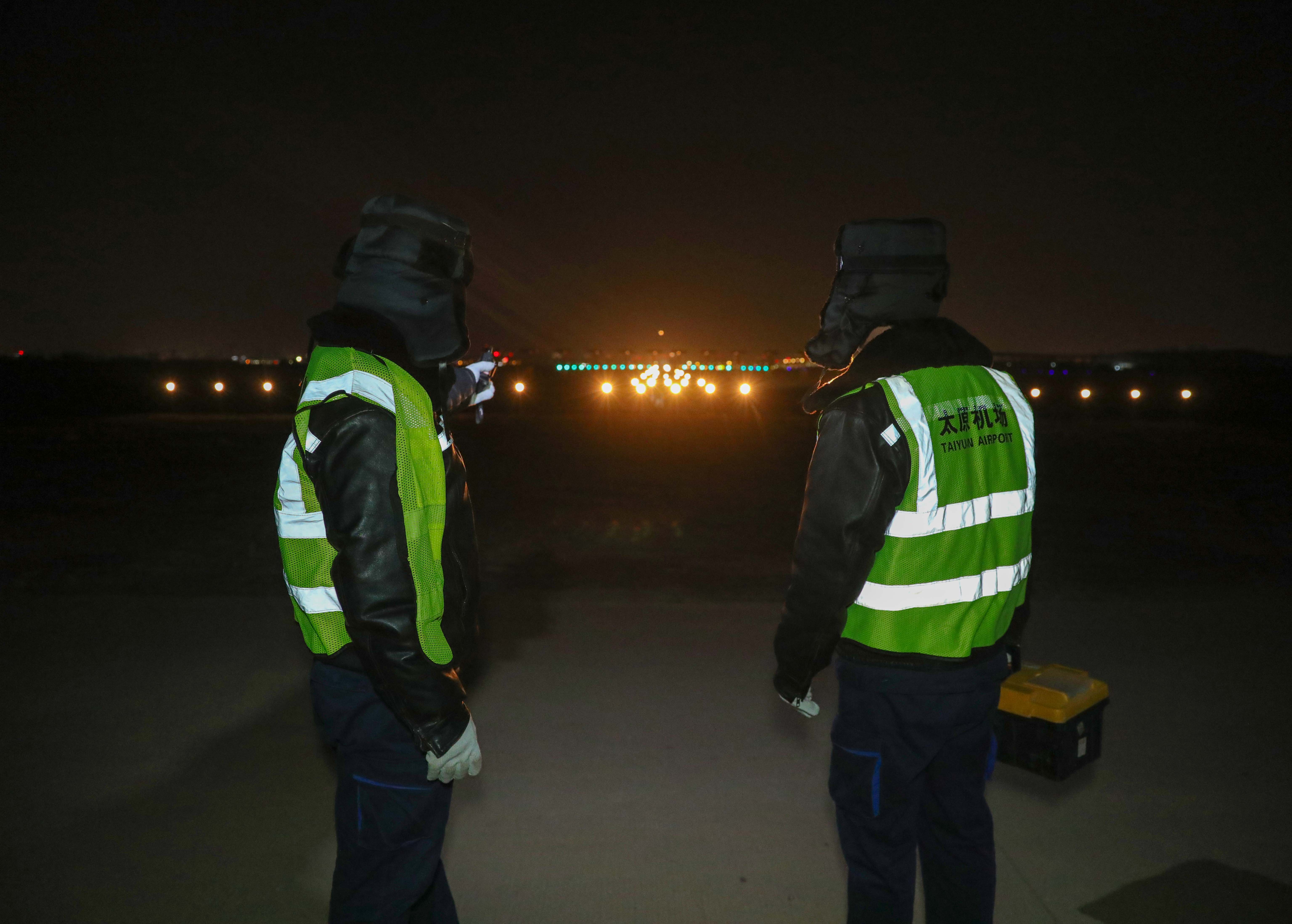 與深夜相伴是機場“掌燈人”的常態。