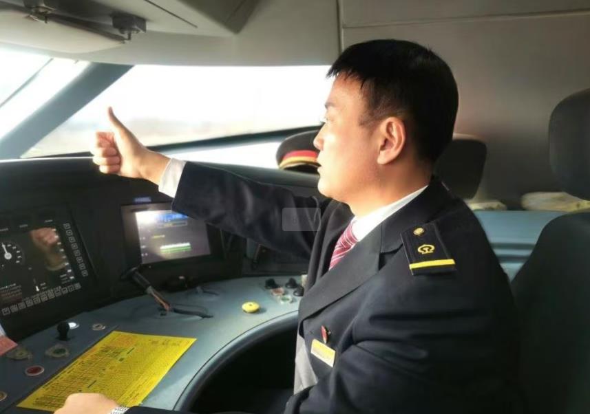 黃振山確認行車信號。