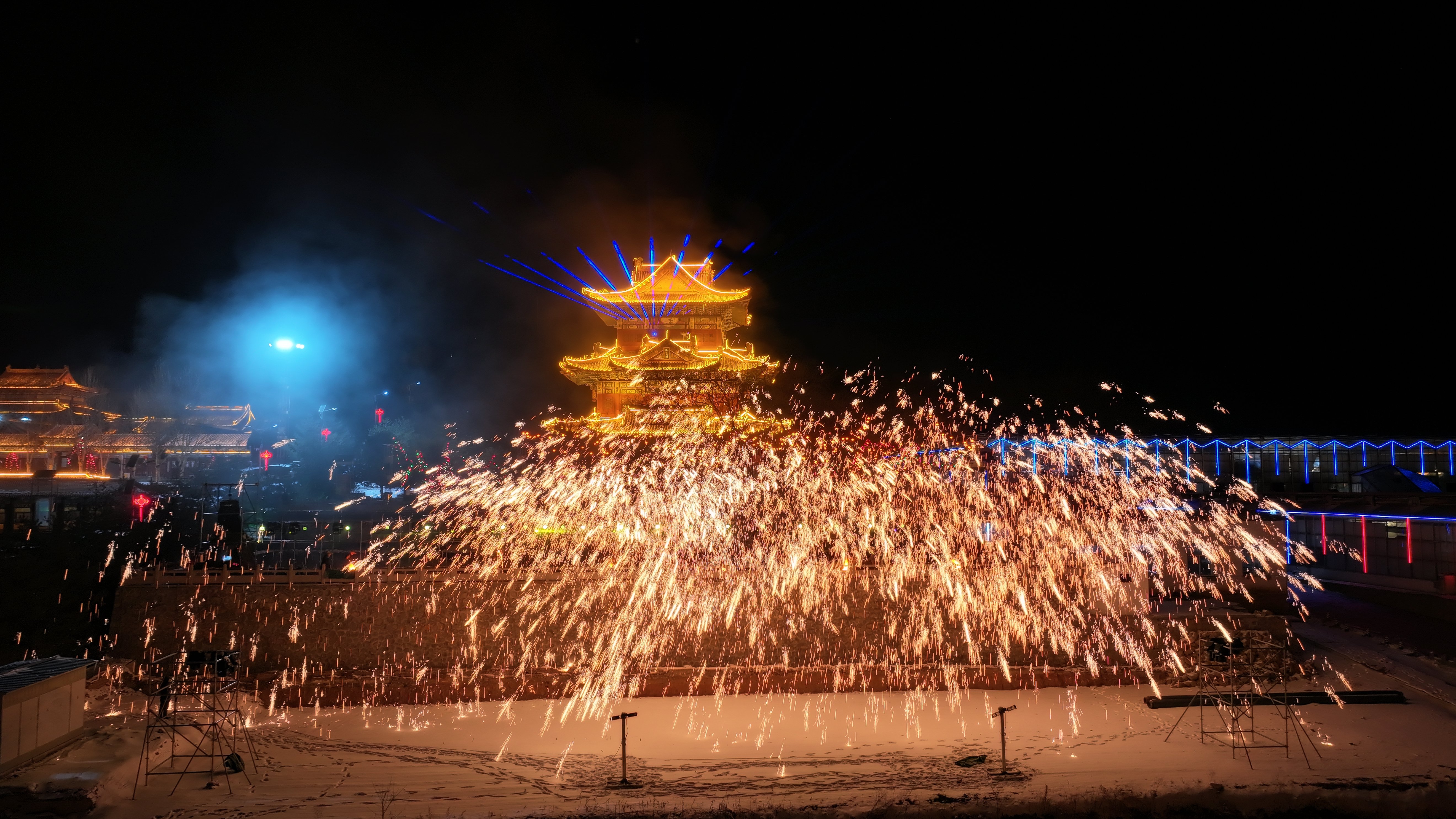 精彩的“打鐵花”表演照亮小鎮夜空。