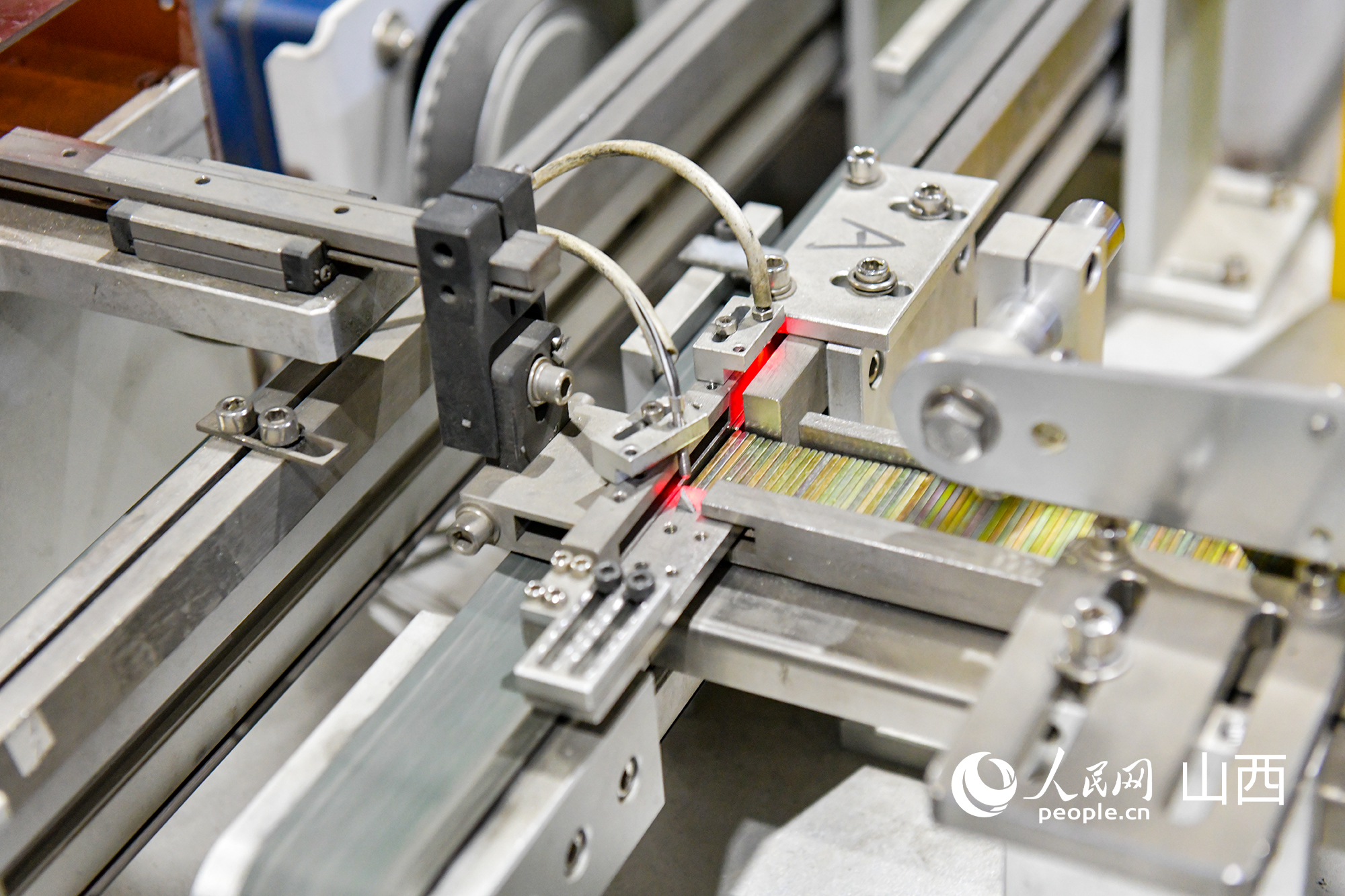 產品使用自動充磁機充磁。人民網記者 焦搏文攝