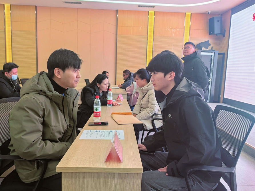 求職者在2025年太原市春風行動大型專場招聘會就業指導區咨詢。