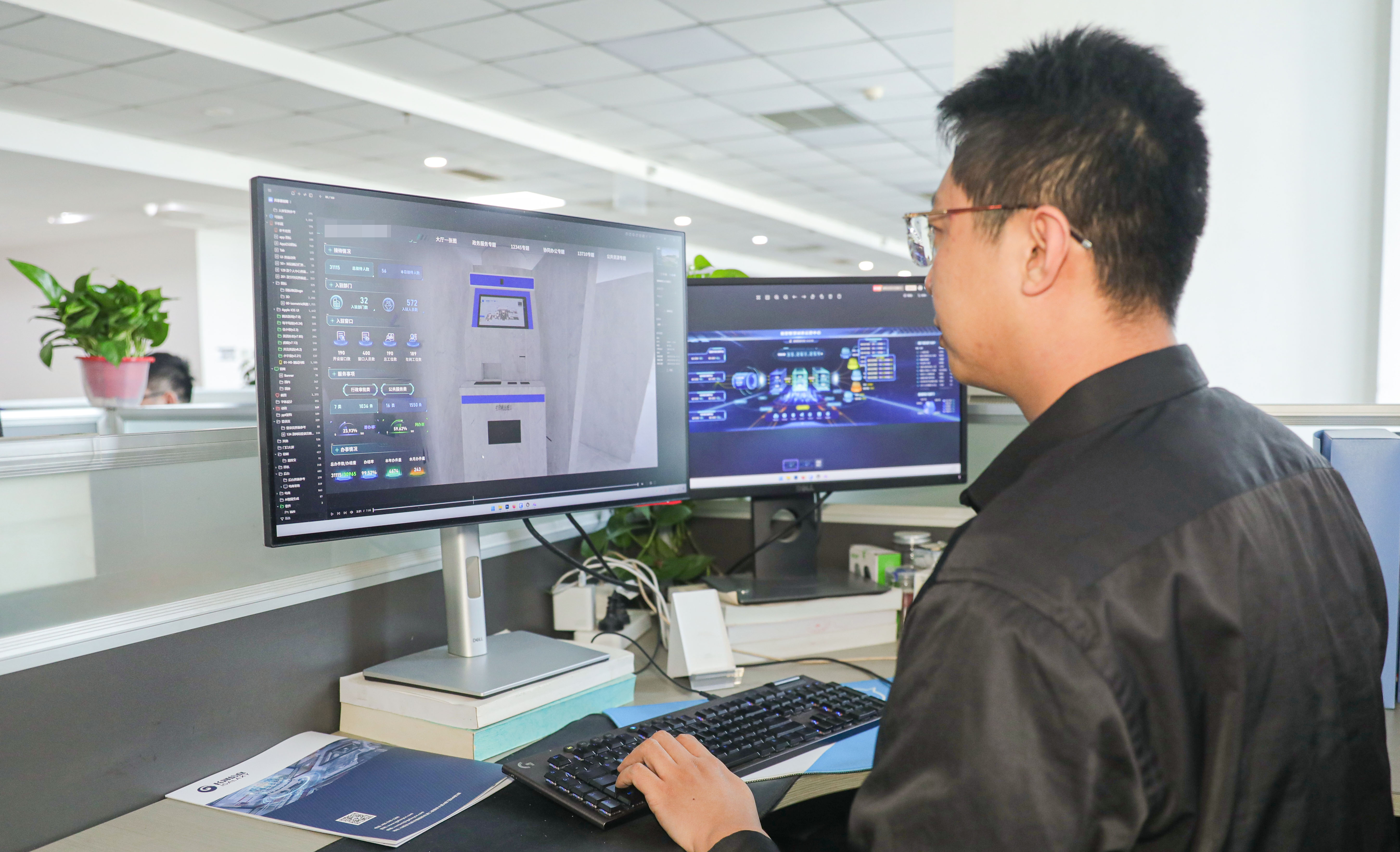 技術人員在調試數據平臺。