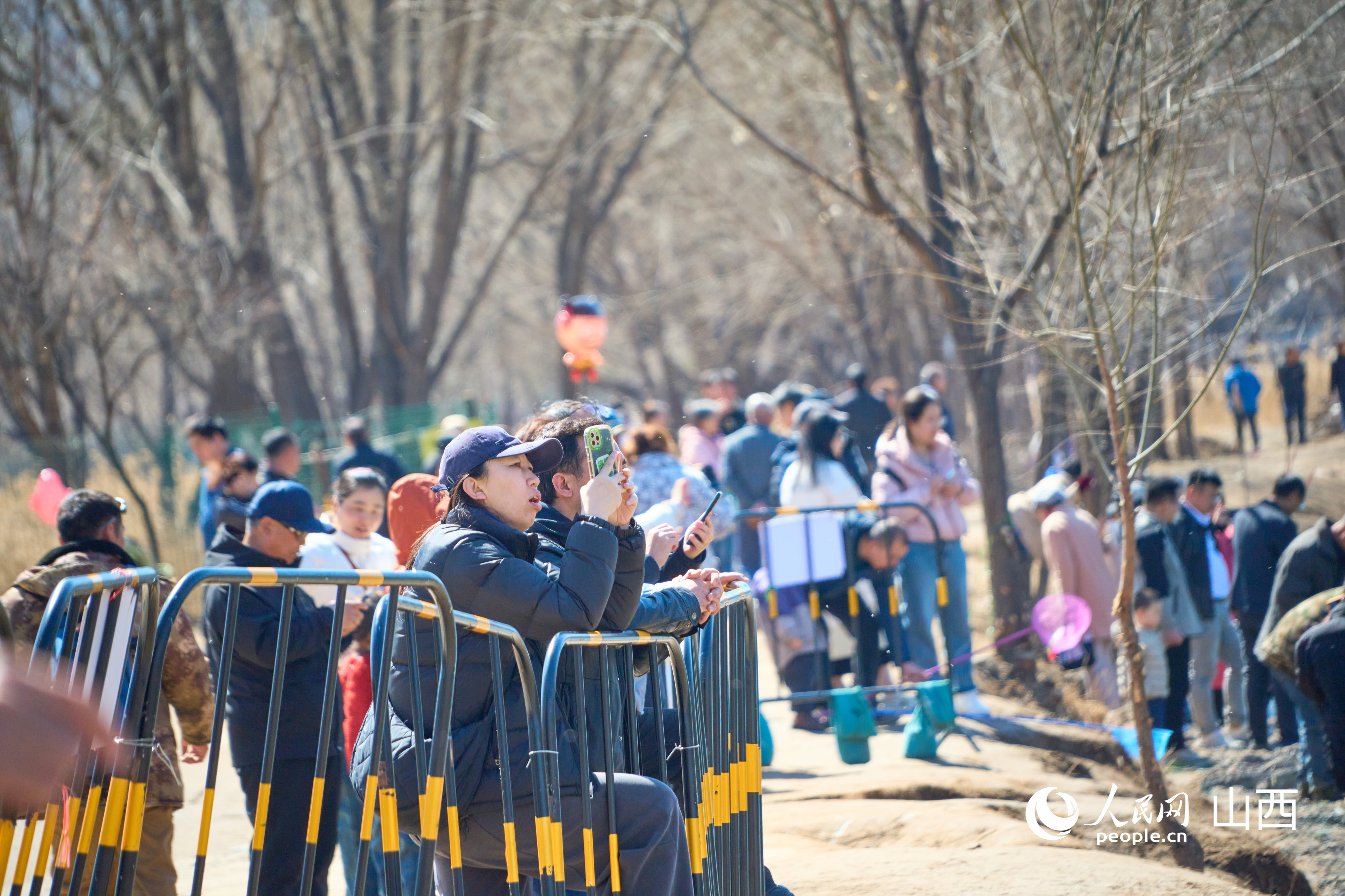 太原市民踏春觀鳥。人民網 張超寧攝