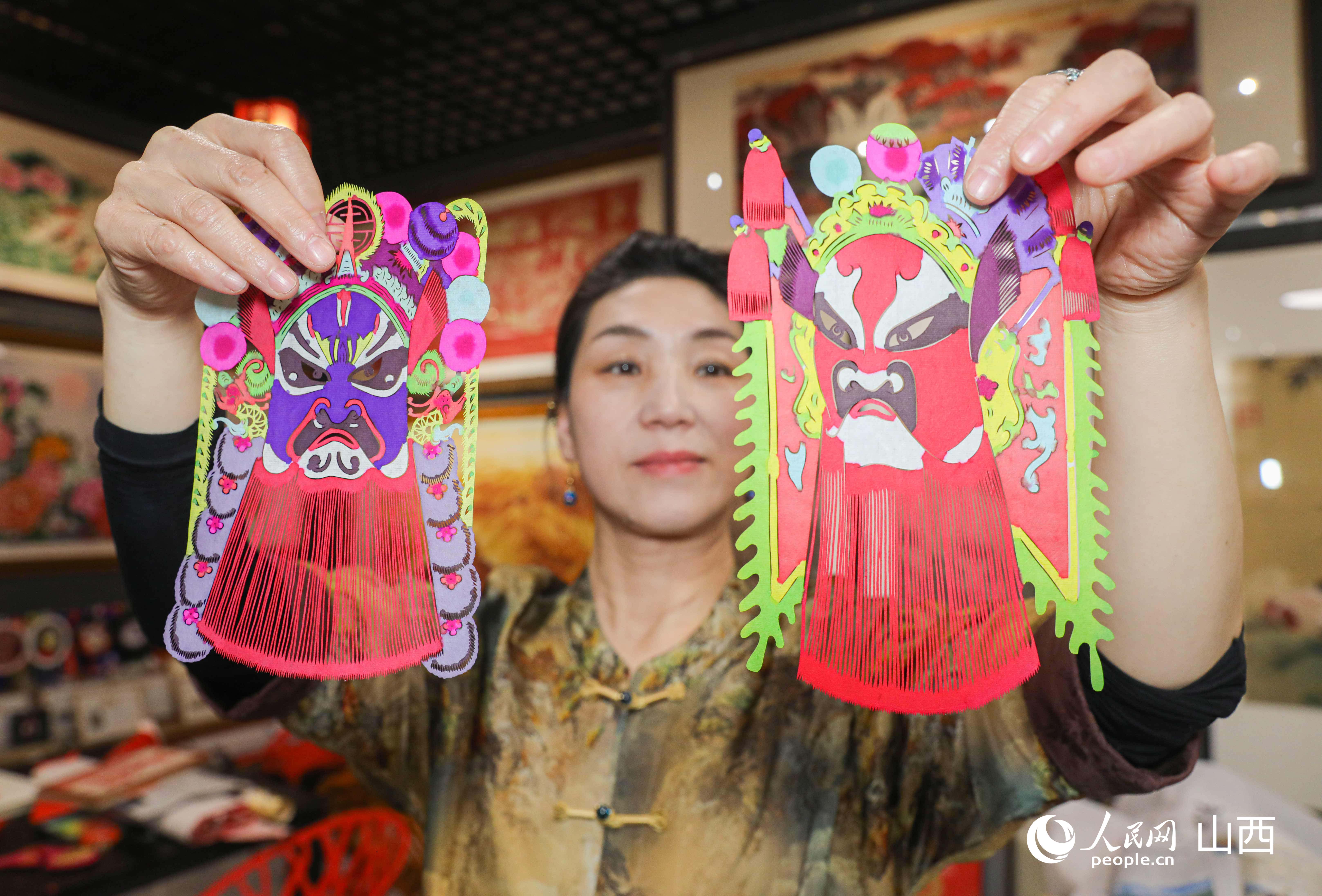 王銀鳳在手工臉譜剪紙上雕刻的毫米級別精細胡須。