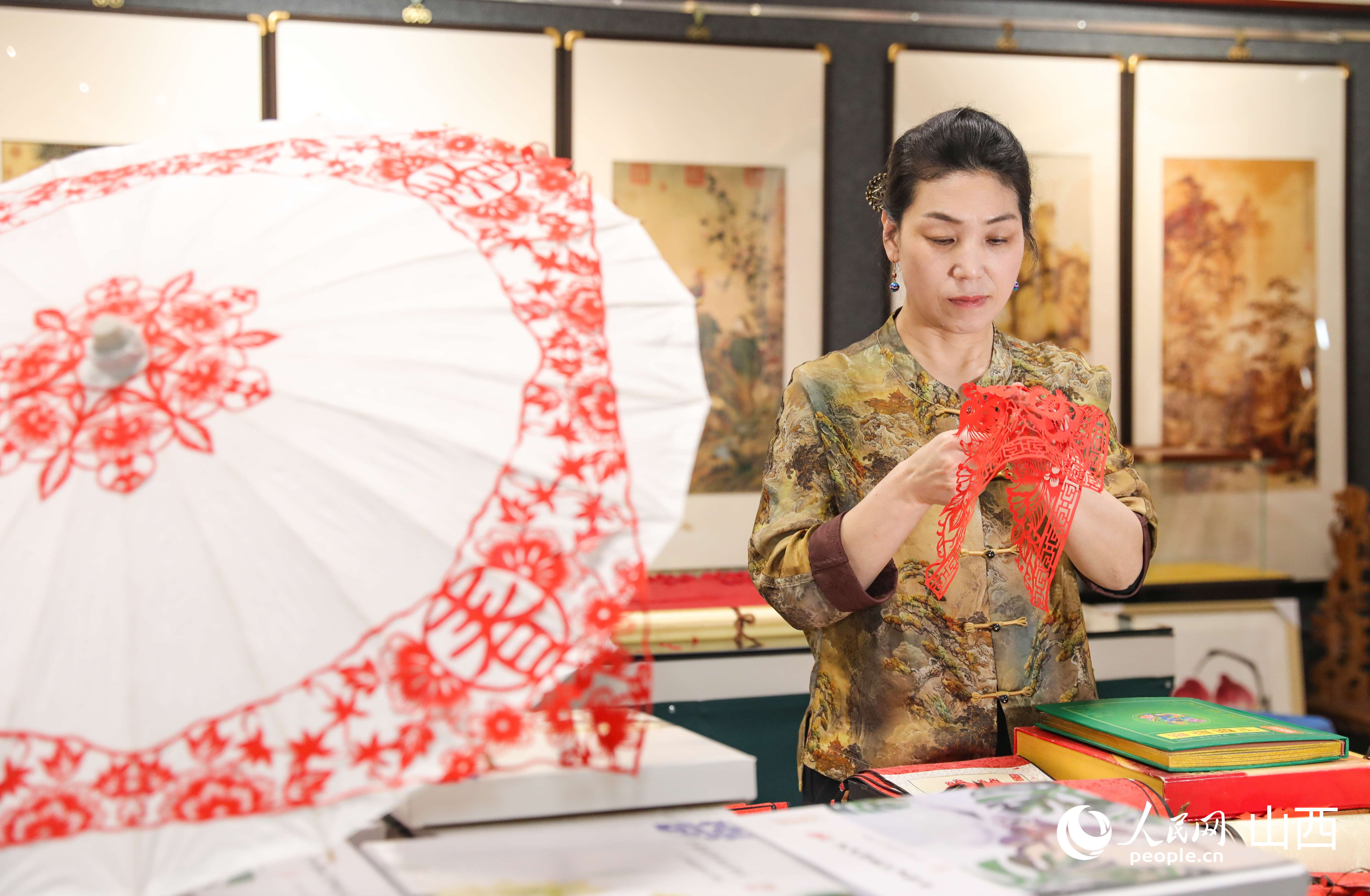 傳統剪紙裝飾好的花傘作品。