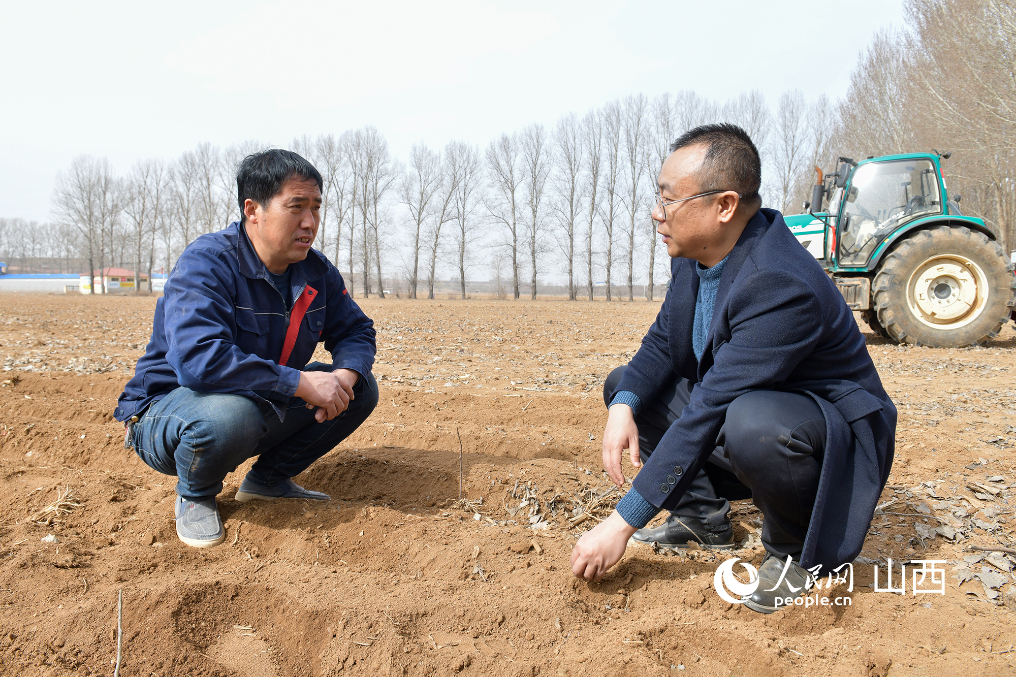 許晶和農戶在地頭交流。人民網記者 焦搏文攝