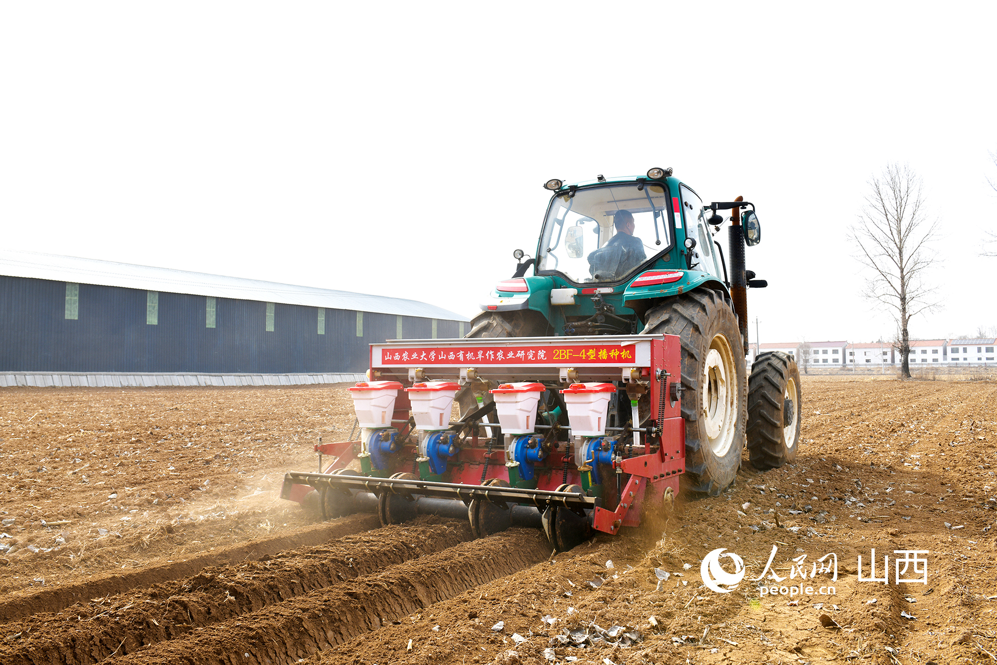 新農機現場示范。人民網記者 焦搏文攝