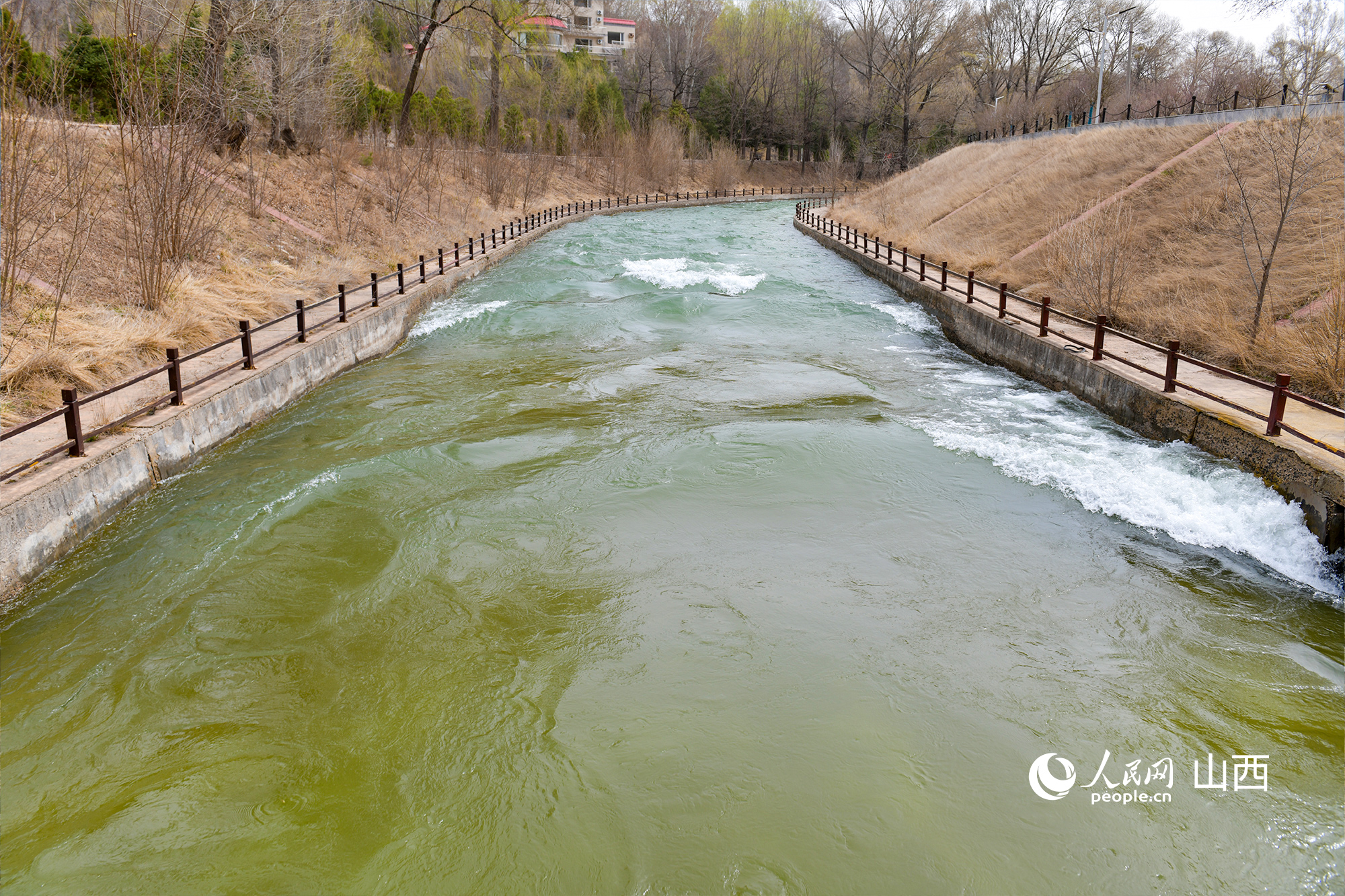 汾河水庫加大下泄流量。人民網記者 焦搏文攝