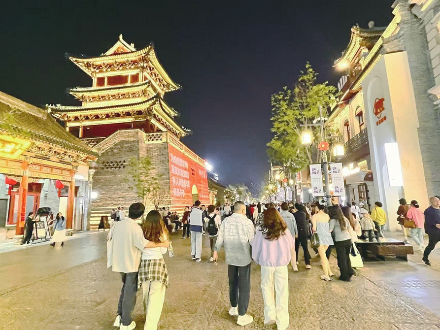 入夜的鐘樓街人流熙攘。