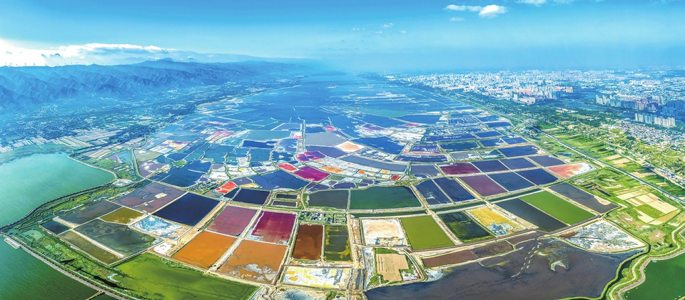 七彩斑斕的鹽湖宛如大地調色板，美不勝收。運城鹽保中心供圖