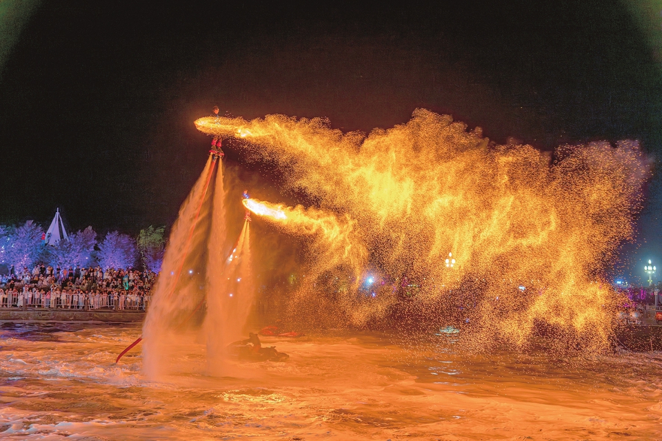 “五一”假期，鹽湖景區“水上飛人”為游客表演飛天火壺。閆鑫攝