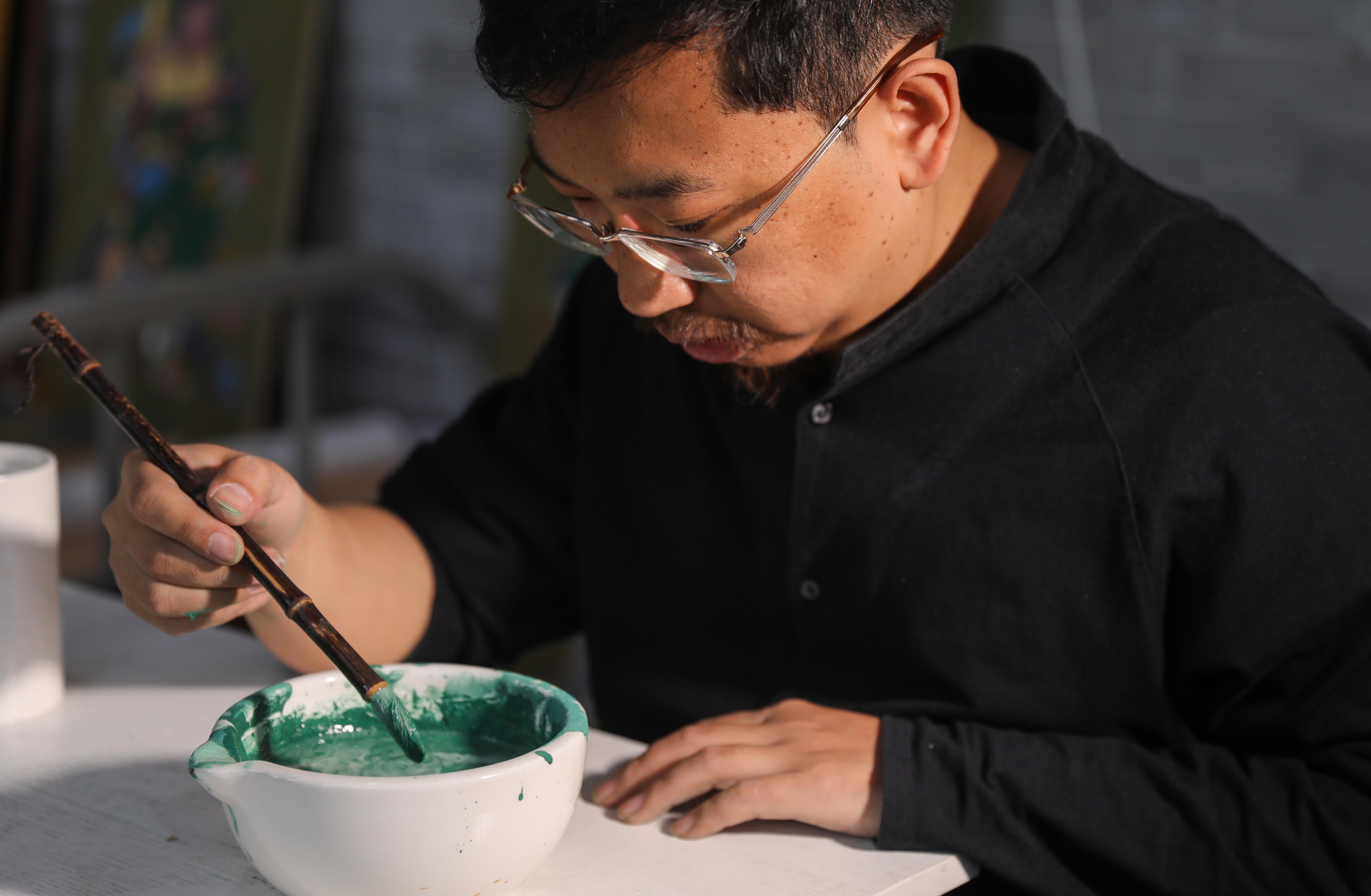 劉子群在手工制作礦物顏料。王帆 攝