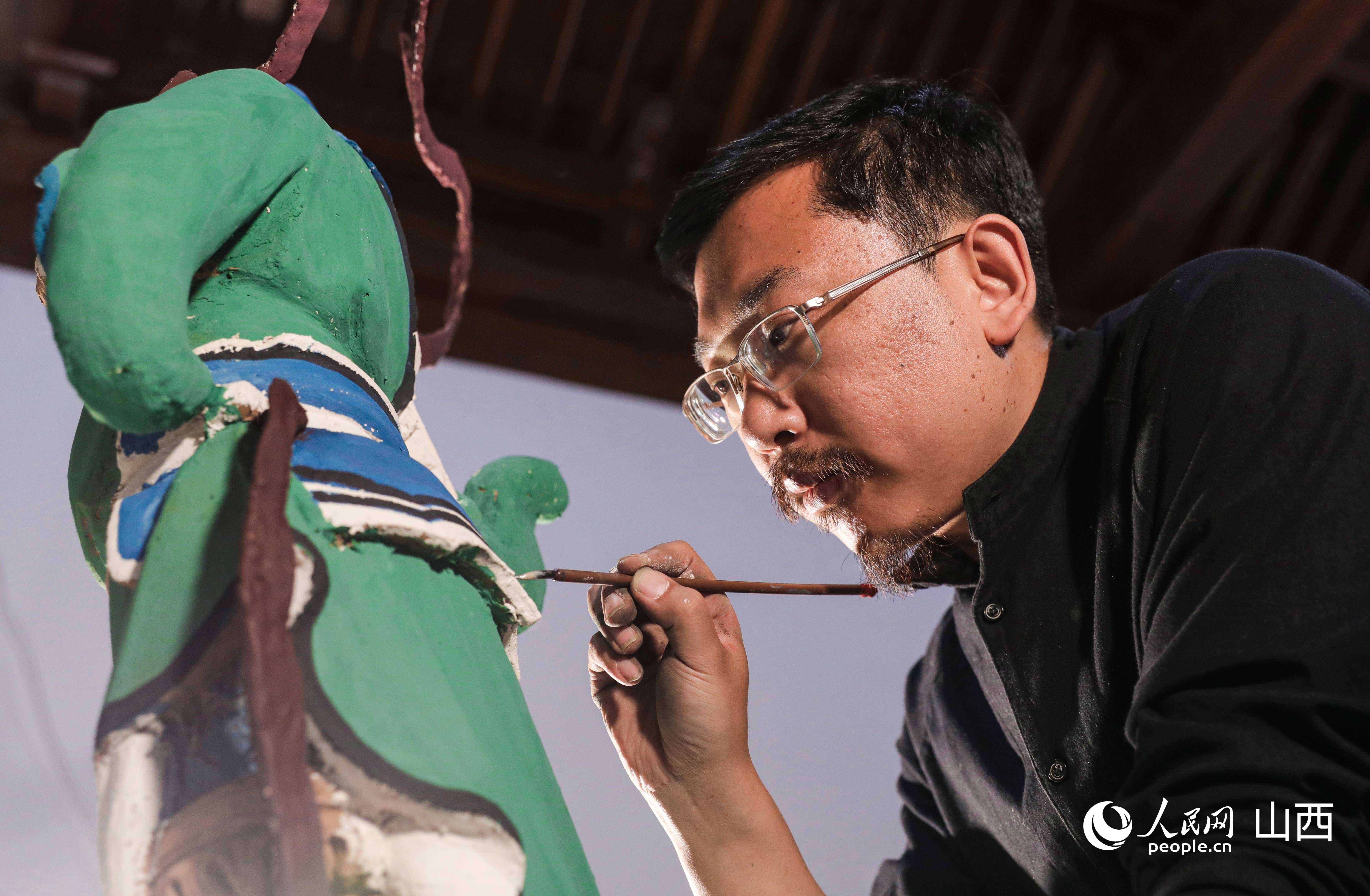 劉子群專注創作彩塑作品。