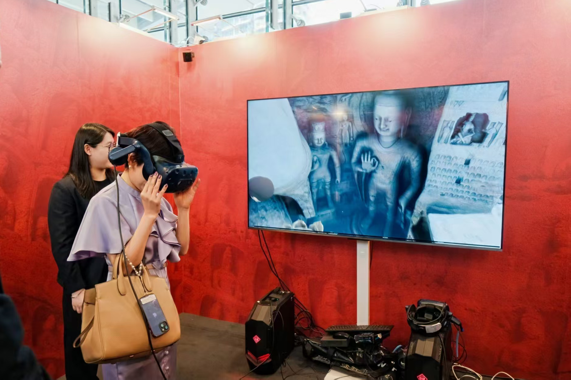 香港市民通過AR眼鏡體驗云岡石窟的魅力。云岡研究院供圖