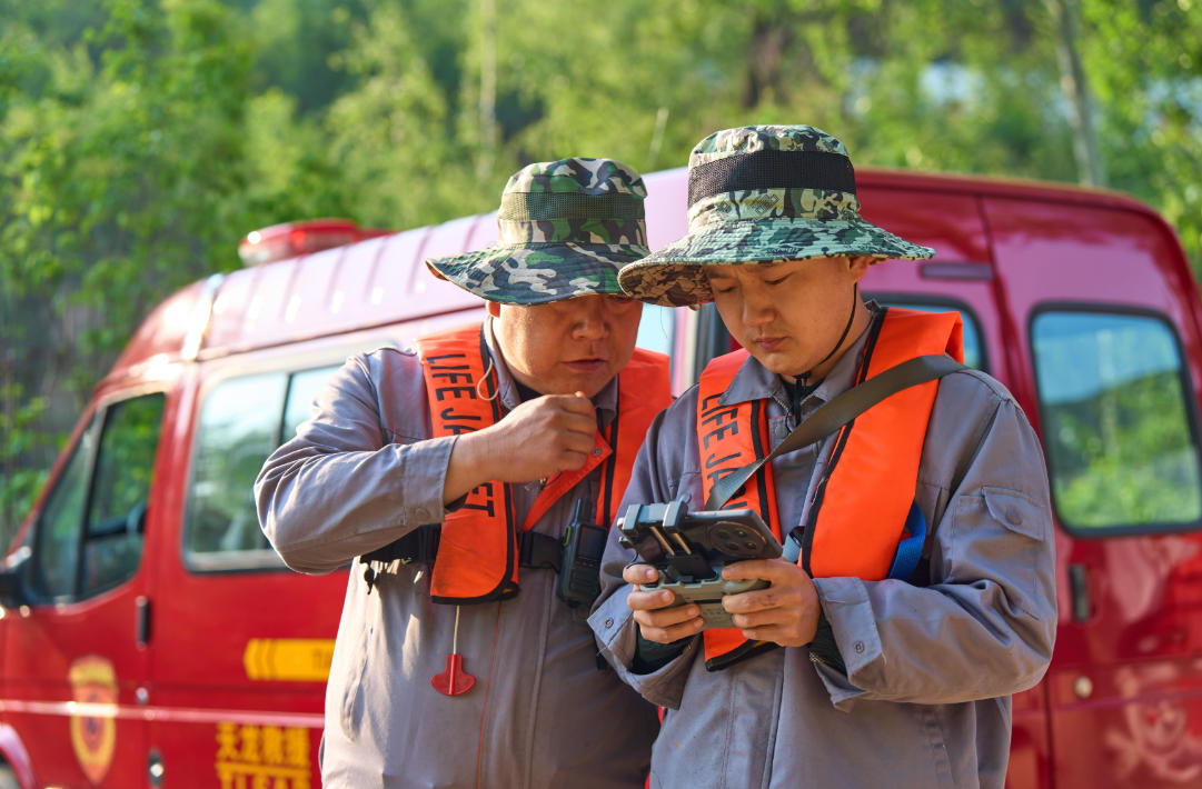 清漂打撈隊員操控無人機進行“空中掃描”。