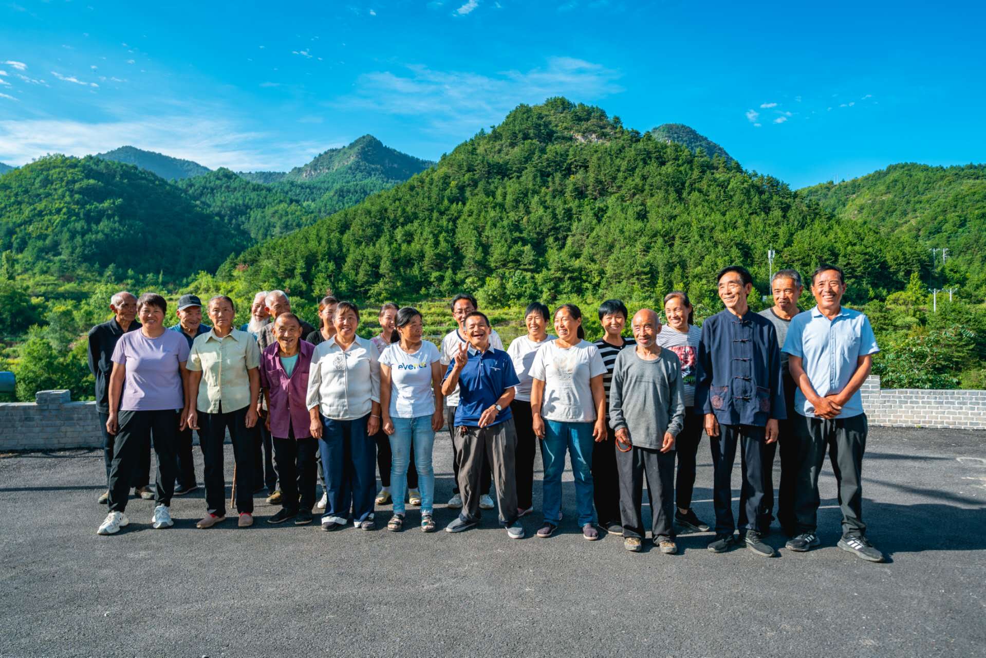 秦海松和村民們在一起。