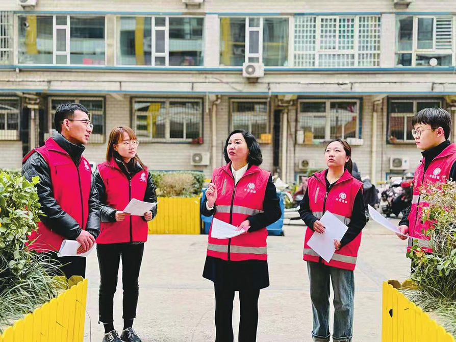 劉衛星（中）和社區工作者在東陽花園小區走訪。段悅攝