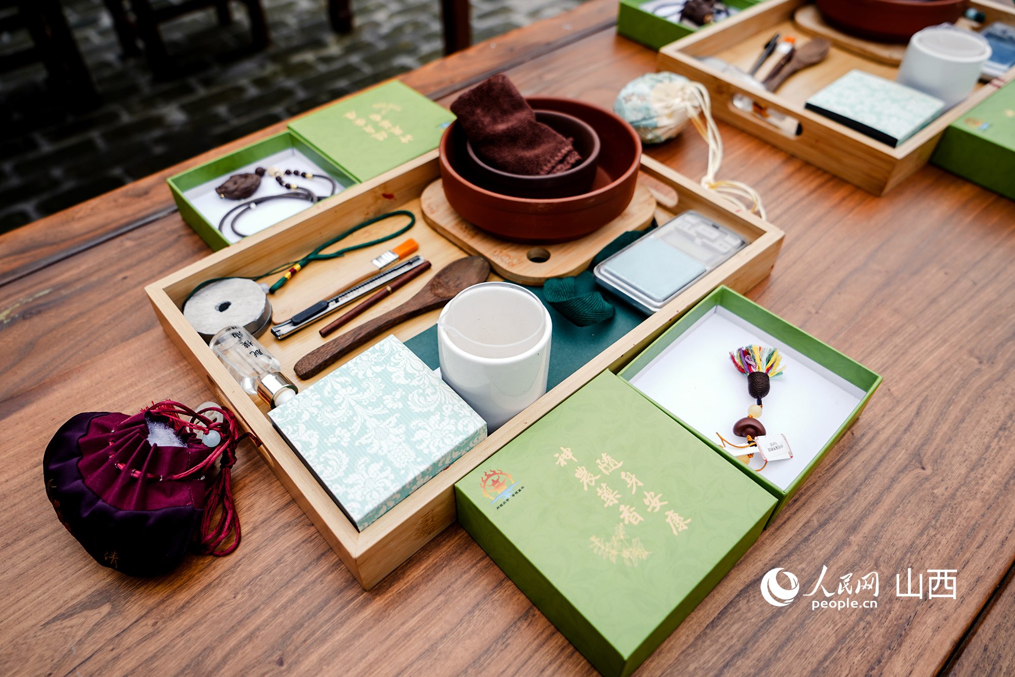 晉城市高平市神農鎮中廟村，游客可體驗傳統制香。焦搏文攝